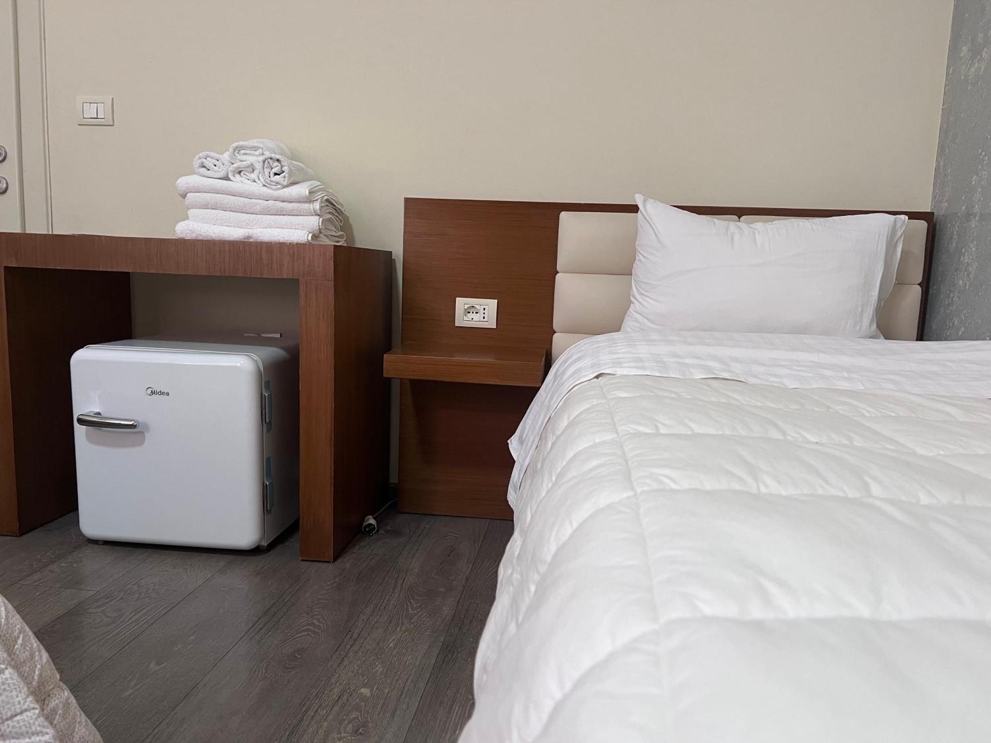 Bobi Hotel Shkoder Bagian luar foto