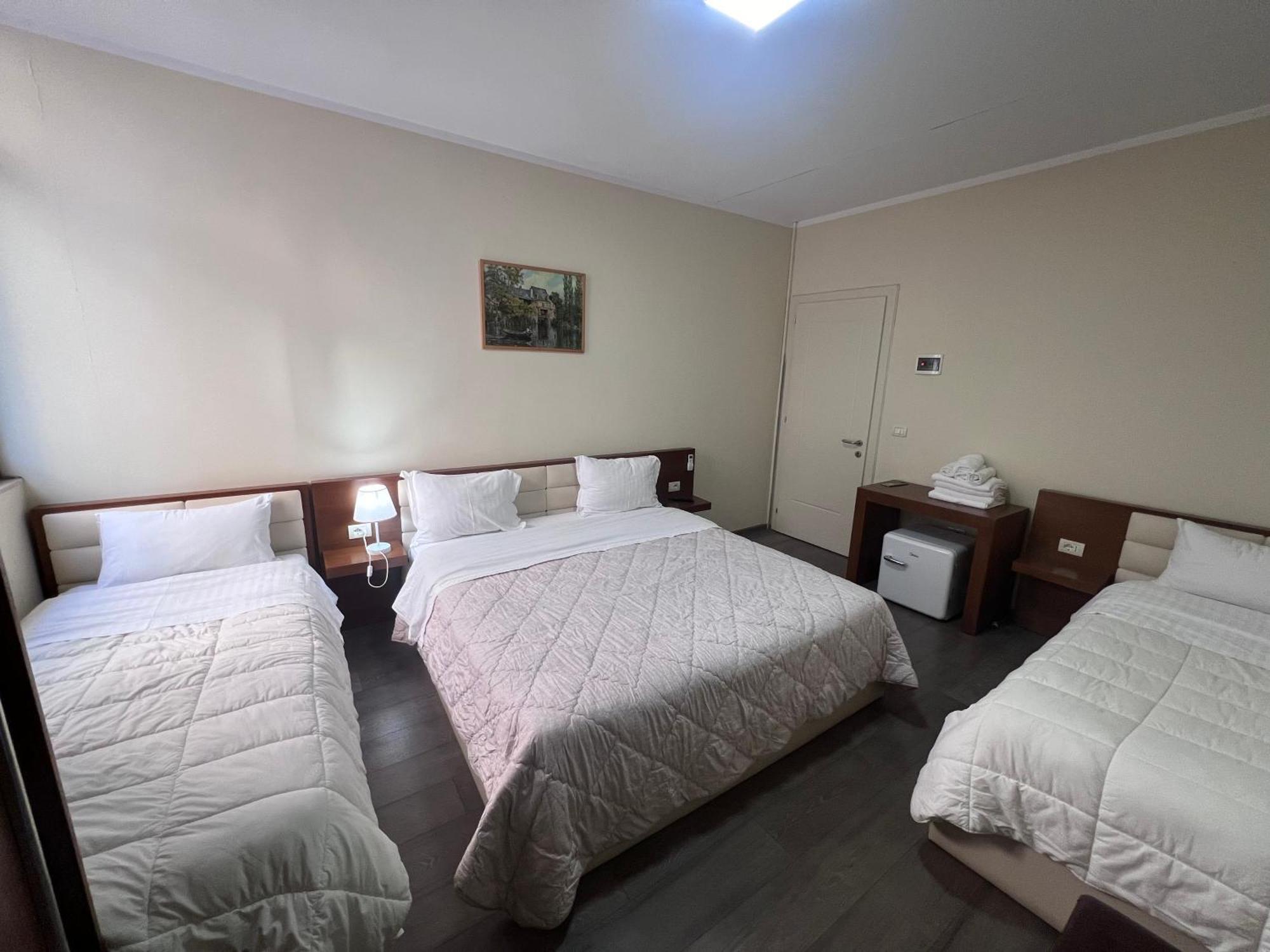 Bobi Hotel Shkoder Bagian luar foto