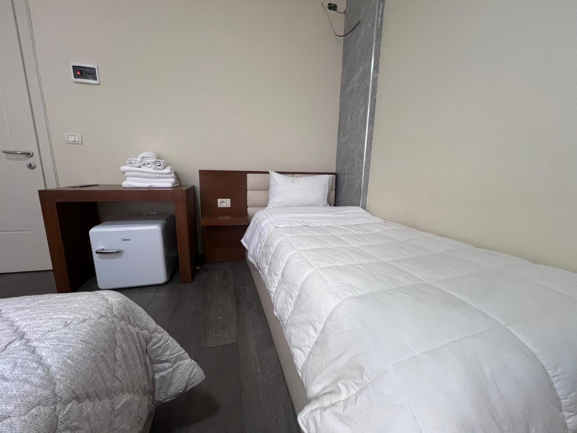 Bobi Hotel Shkoder Bagian luar foto