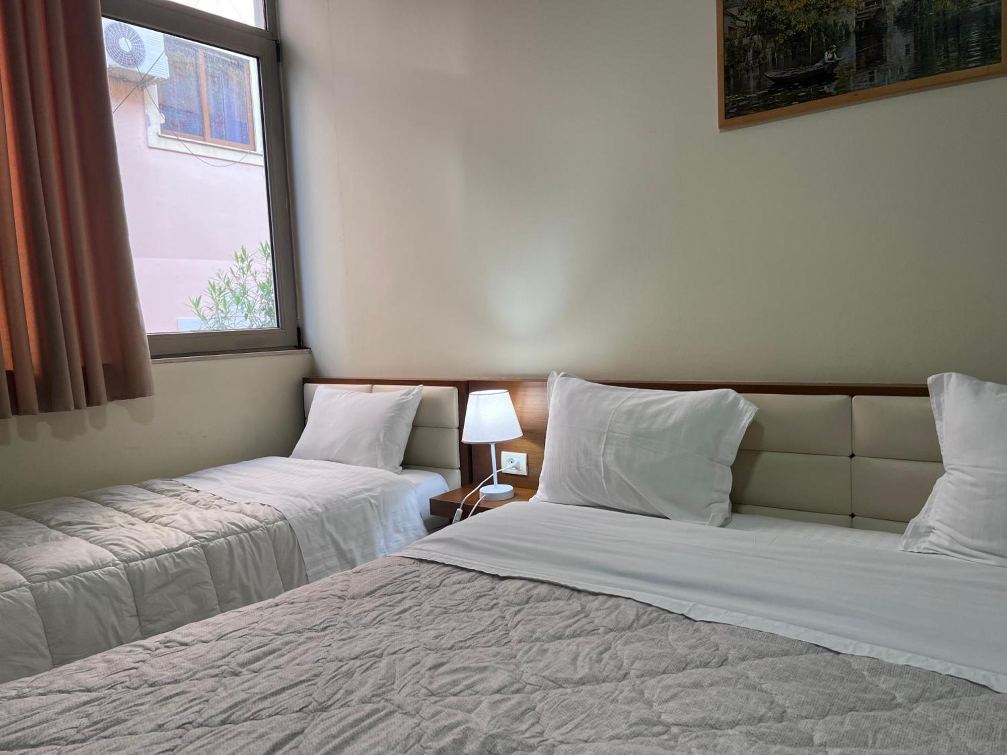 Bobi Hotel Shkoder Bagian luar foto