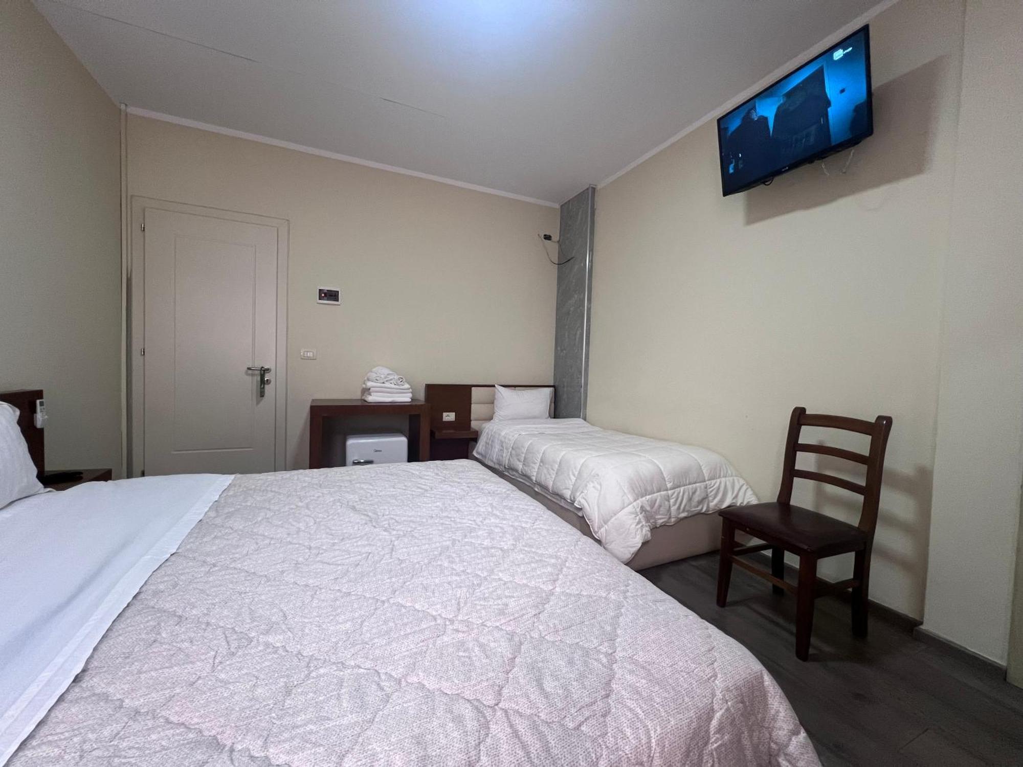 Bobi Hotel Shkoder Bagian luar foto