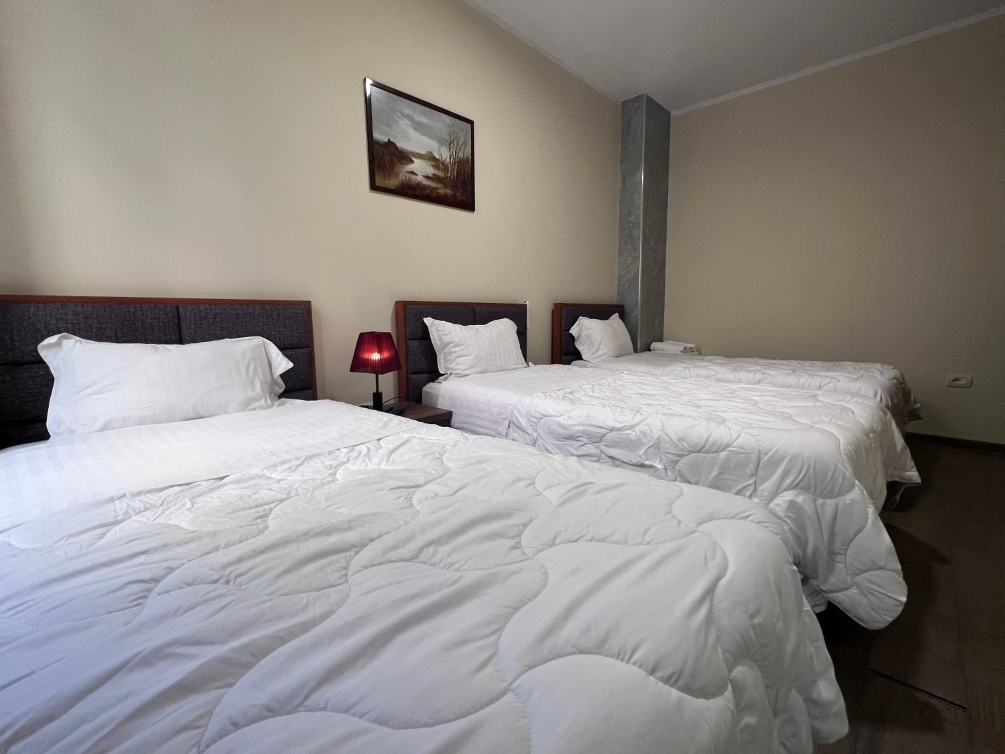 Bobi Hotel Shkoder Bagian luar foto