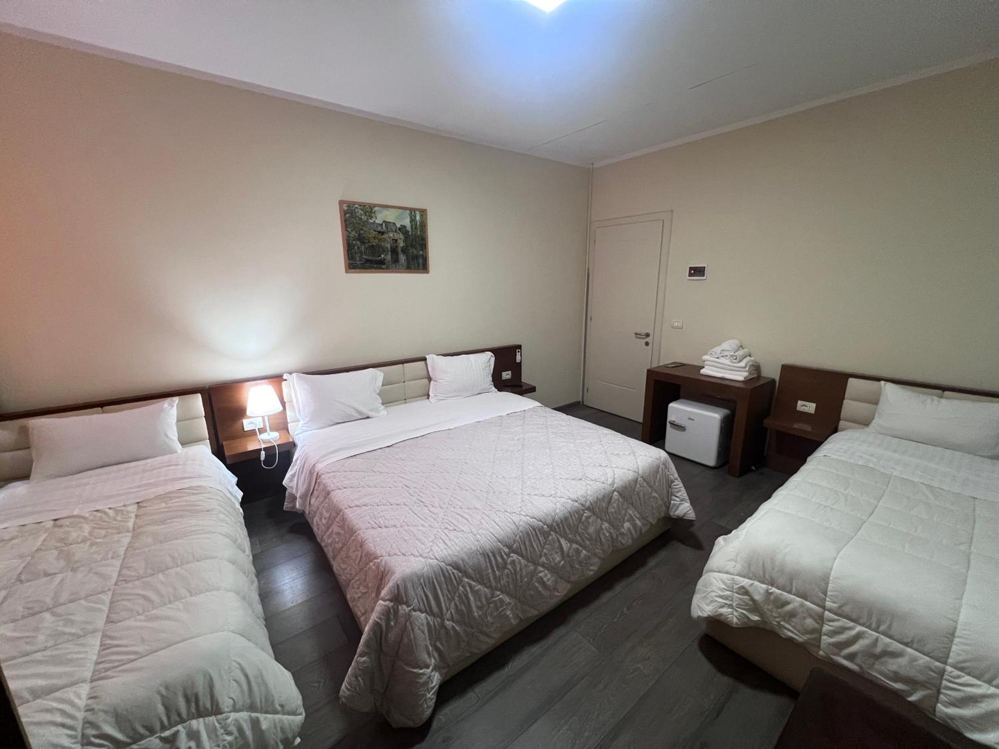 Bobi Hotel Shkoder Bagian luar foto